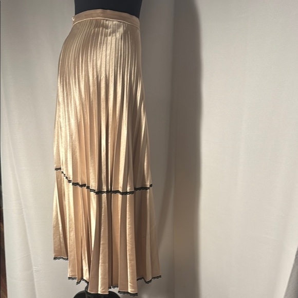 Vintage Elegant Gold Satin Pleated Skirt. Lined. Zippered. Size M. - Picture 4 of 7